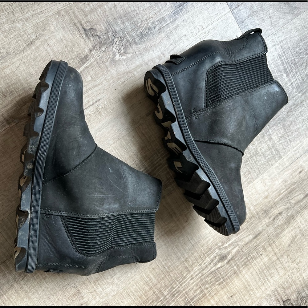 Sorel Joan of Arctic Wedge II Chelsea bootie excellent condition. SZ: 8